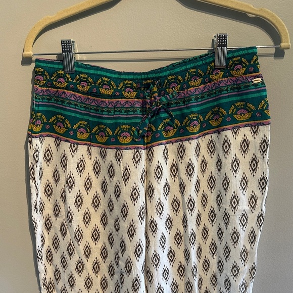 🌸O'Neill White and Green Patterned Capris - Picture 2 of 7